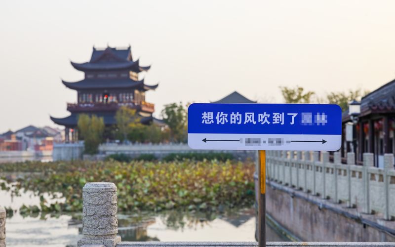  旅游宣传雷同泛滥，特色挖掘已成当务之急；各地需回归本地文化根基。 文化旅游