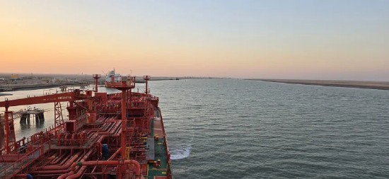  霍尔木兹海峡航运停滞，海员亲历导弹雨；特朗普护航承诺难掩现实风险！ 新闻 霍尔木兹海峡航运停滞，海员亲历导弹雨；特朗普护航承诺难掩现实风险！ 新闻