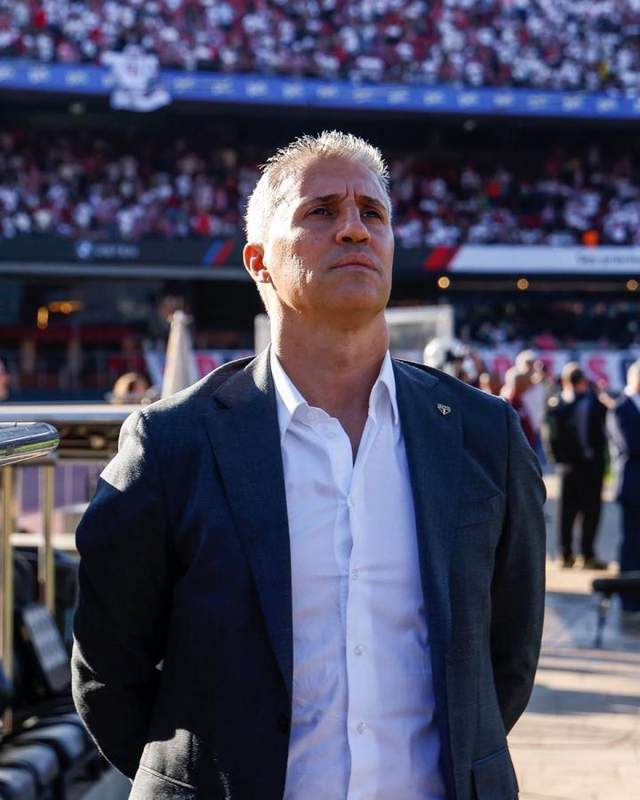  圣保罗俱乐部突发决定，主教练克雷斯波正式离任；整个团队一同告别。 体育新闻 圣保罗俱乐部突发决定，主教练克雷斯波正式离任；整个团队一同告别。 体育新闻