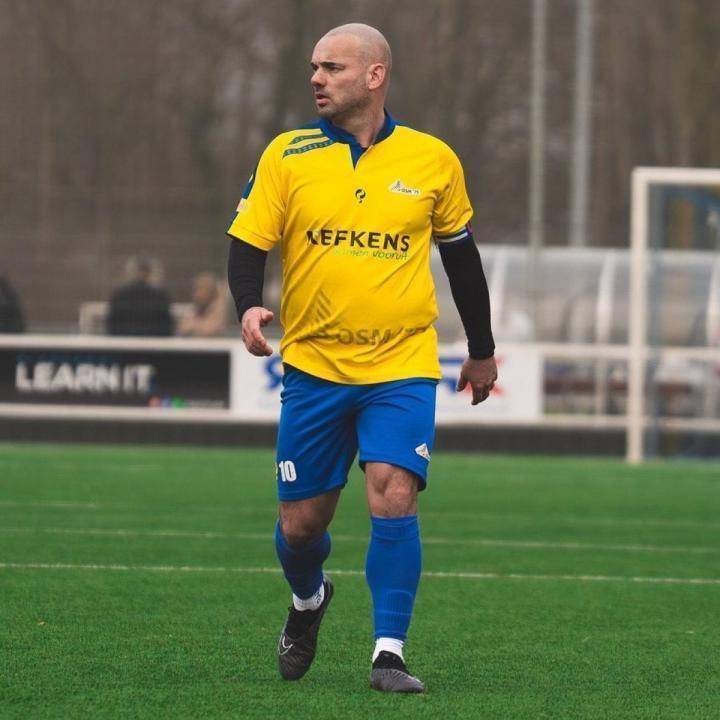  斯内德意外回归绿茵场，家乡球队迎来传奇助阵。 体育新闻