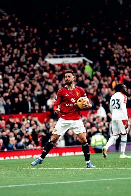  B费留队前景明朗，曼联拟推小幅涨薪新合同；卡里克执教下状态爆棚，助攻纪录刷新。 体育新闻