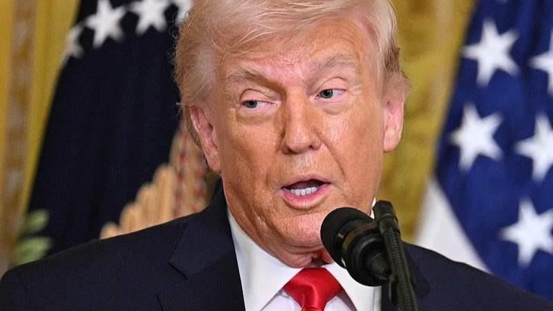  面对巨量资金涌入，该不该跟风布局港股？——理性看待市场波动与价值回归 股票财经 面对巨量资金涌入，该不该跟风布局港股？——理性看待市场波动与价值回归 股票财经