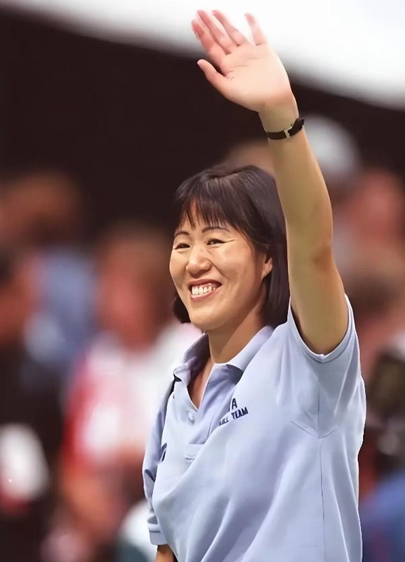  铁榔头的技术进化论：从排球场到医美争议，郎平的职业生涯与技术迁移深度解析 体育新闻 铁榔头的技术进化论：从排球场到医美争议，郎平的职业生涯与技术迁移深度解析 体育新闻