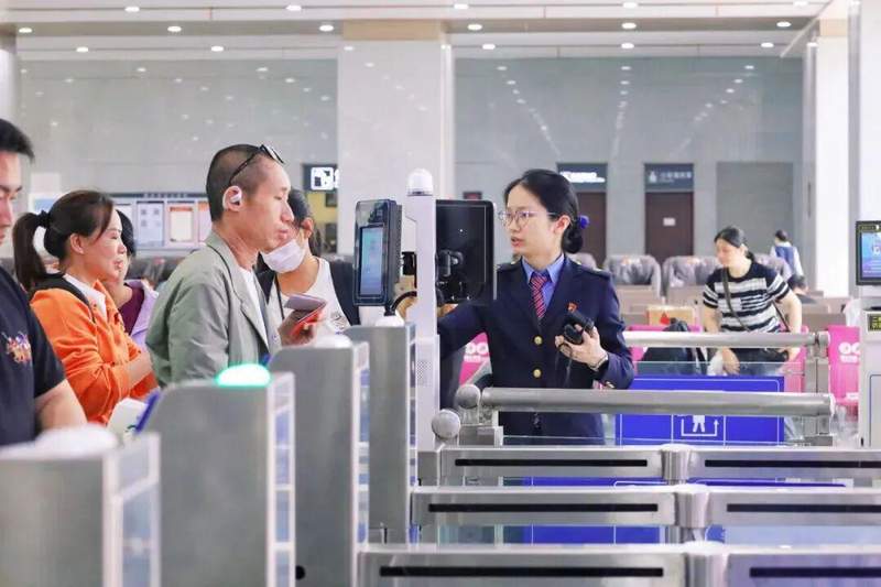  铁路客运智能化升级：217.5万旅客背后的技术革新 新闻