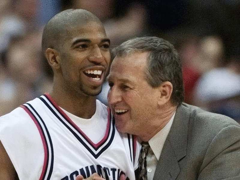  【技术解码】中投教科书的诞生：理查德·汉密尔顿的体能压制体系与活塞王朝 体育新闻