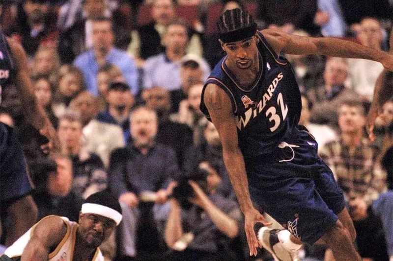  【技术解码】中投教科书的诞生：理查德·汉密尔顿的体能压制体系与活塞王朝 体育新闻