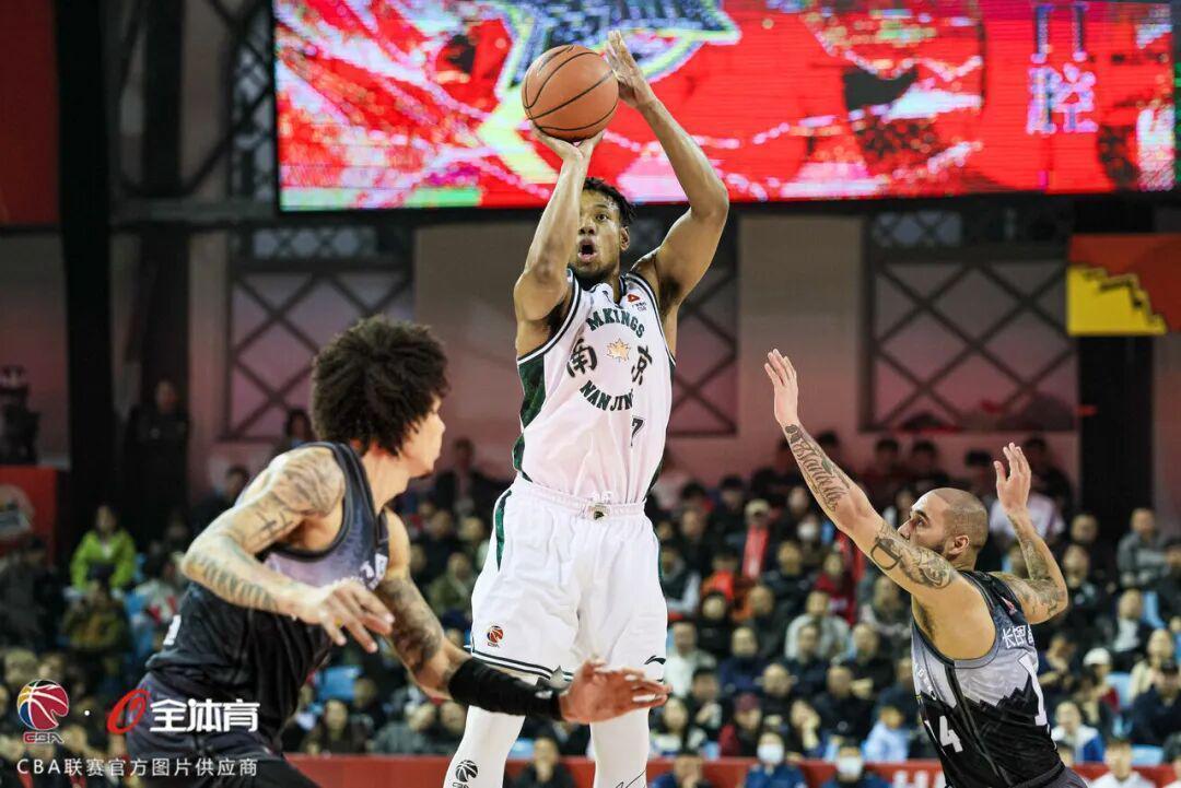  六人上双的战术逻辑：南京天之蓝98-81客场大胜的深层密码 体育新闻