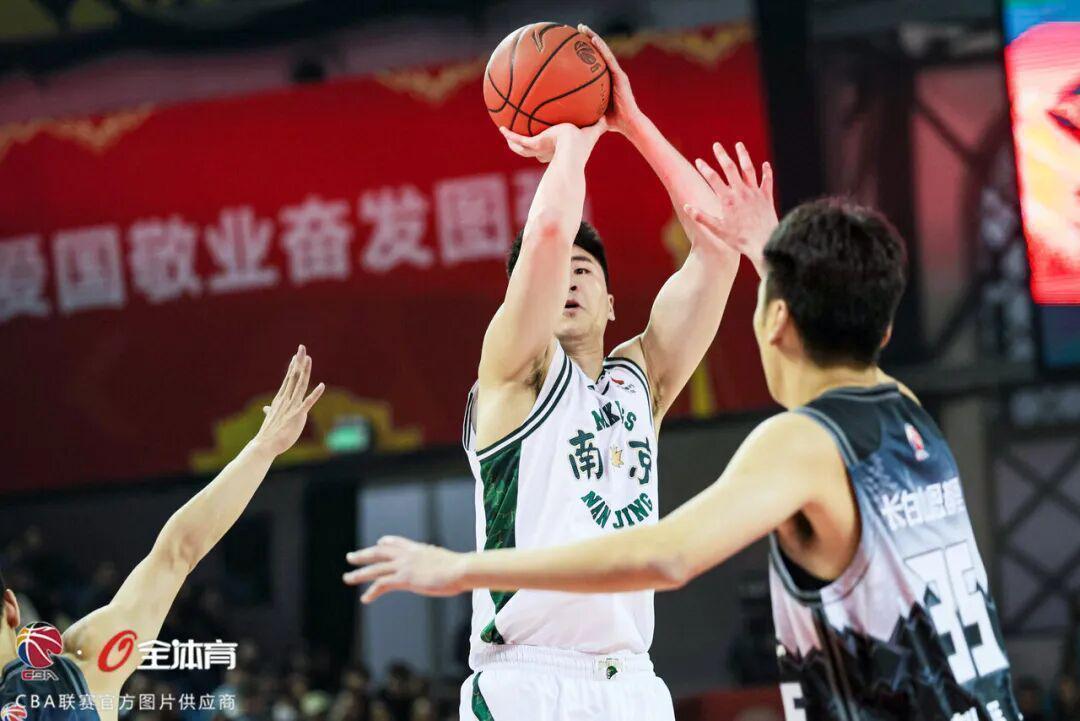  六人上双的战术逻辑：南京天之蓝98-81客场大胜的深层密码 体育新闻